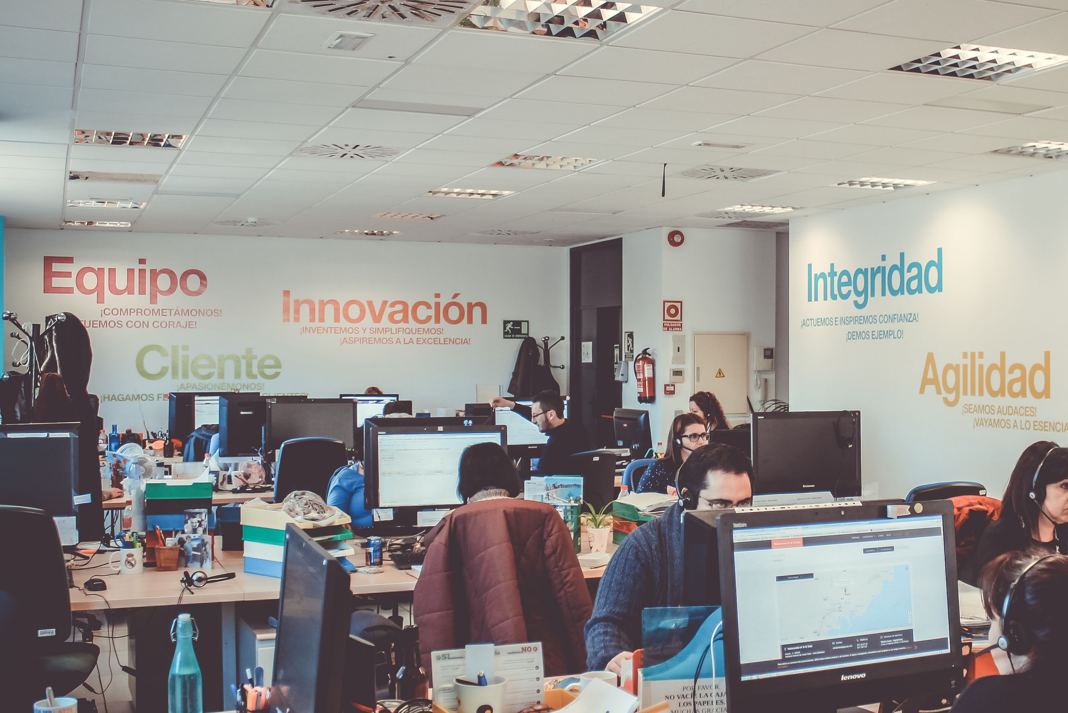 Tabajadores en la sede de QDQ media en Madrid