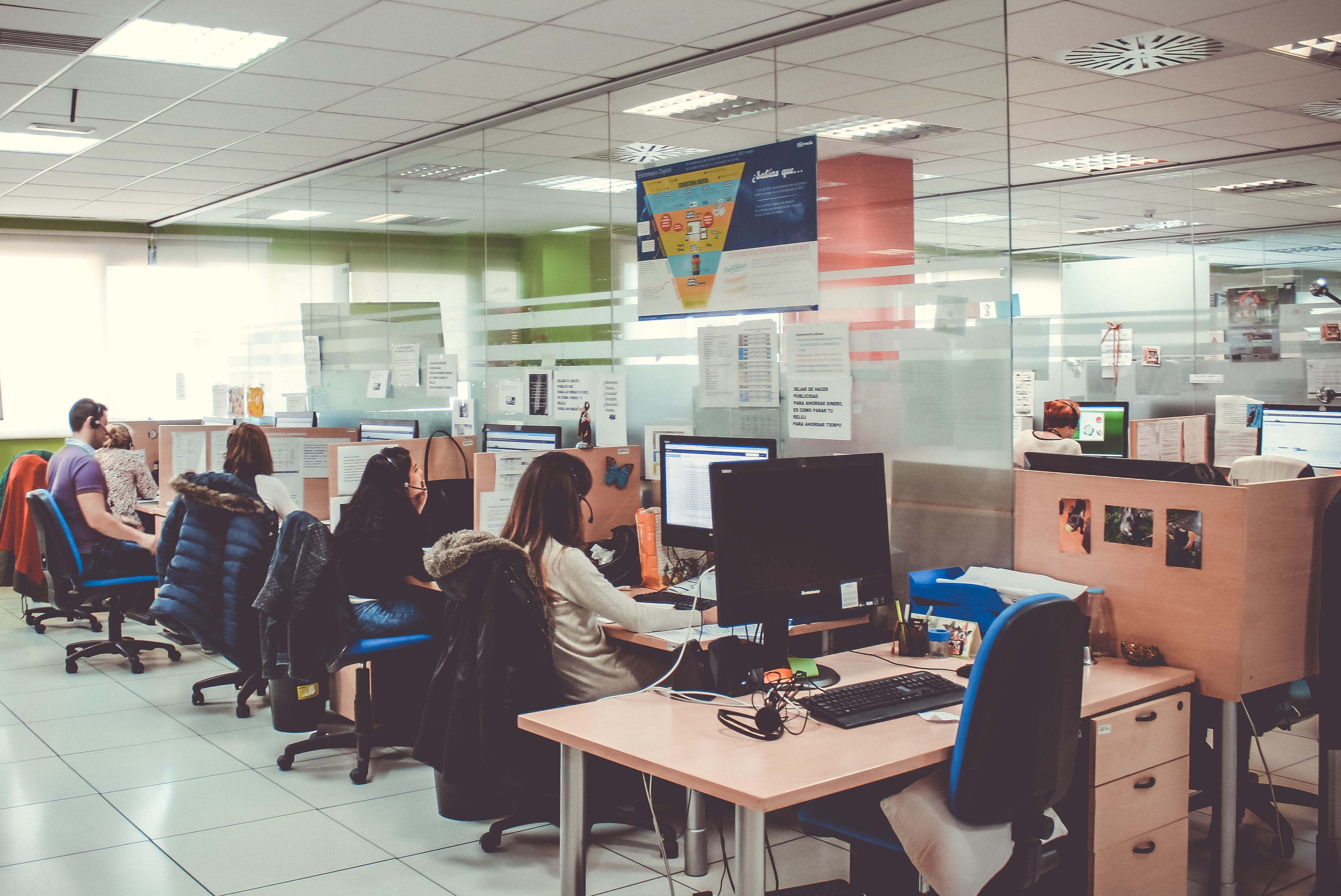 Trabajadores en la sede de QDQ media en Madrid